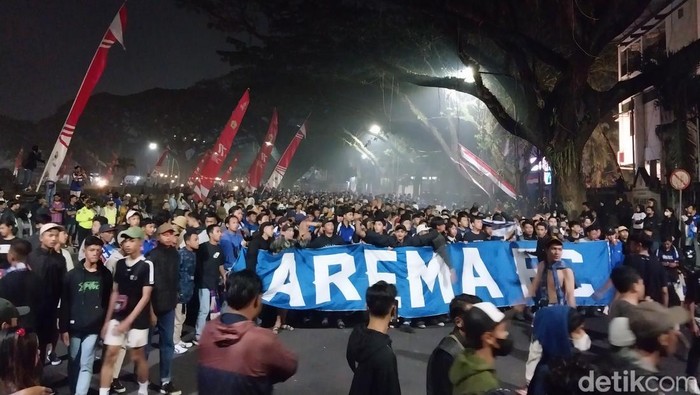 Rabu (10/8) malam, ribuan Aremania berkumpul di Jalan Basuki Rahmat atau kawasan Kayutangan Heritage, Kota Malang. Lalu long march menyambut ulang tahun Arema.