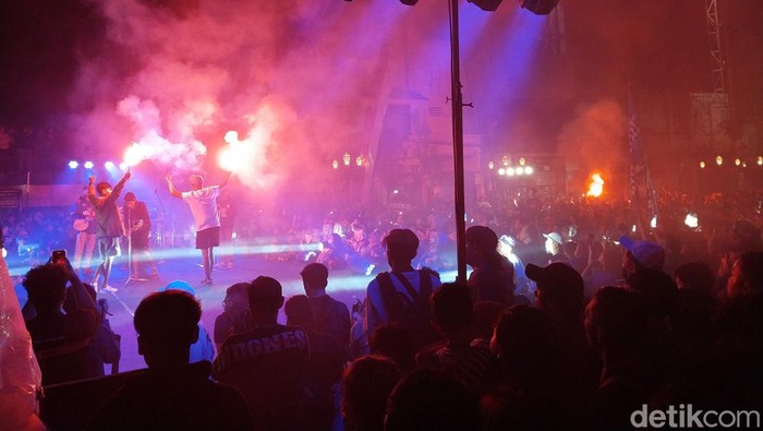 Pesta Jiwa Jawara Aremania di Malam Ulang Tahun Arema Rabu (10/8) malam, ribuan Aremania berkumpul di Jalan Basuki Rahmat atau kawasan Kayutangan Heritage, Kota Malang. Lalu long march menyambut ulang tahun Arema.