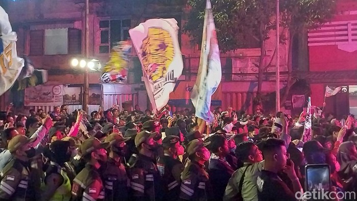 Pesta Jiwa Jawara Aremania di Malam Ulang Tahun Arema Rabu (10/8) malam, ribuan Aremania berkumpul di Jalan Basuki Rahmat atau kawasan Kayutangan Heritage, Kota Malang. Lalu long march menyambut ulang tahun Arema.