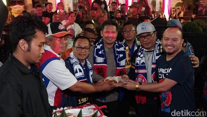 Pesta Jiwa Jawara Aremania di Malam Ulang Tahun Arema Rabu (10/8) malam, ribuan Aremania berkumpul di Jalan Basuki Rahmat atau kawasan Kayutangan Heritage, Kota Malang. Lalu long march menyambut ulang tahun Arema.
