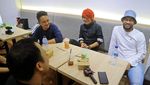 Pesulap Merah Tampil Nyentrik, Intip Potretnya Saat Kulineran