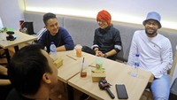 Kumpul bareng Denny Darko dan teman-temannya yang lain, Pesulap Merah tampak santai di kafe. Mereka memesan minuman segar sebagai teman ngobrol. 