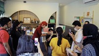 Kumpul di kafe bareng beberapa penggemarnya, Pesulap Merah tak sekadar sulap. Ia juga ditodong untuk mempraktikkan ilmu hipnotis.