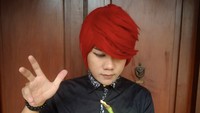 Berpose dengan kelapa, Pesulap Merah bukan hendak meminumnya melainkan membongkar praktik transfer penyakit ke kelapa. Hal ini sering dilakukan dukun abal-abal demi cari cuan. 