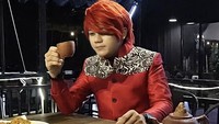 Layaknya manusia biasa, Pesulap Merah juga suka mencicipi banyak makanan enak. Ia tak segan berpose dengan secangkir teh poci sebelum meminumnya. 