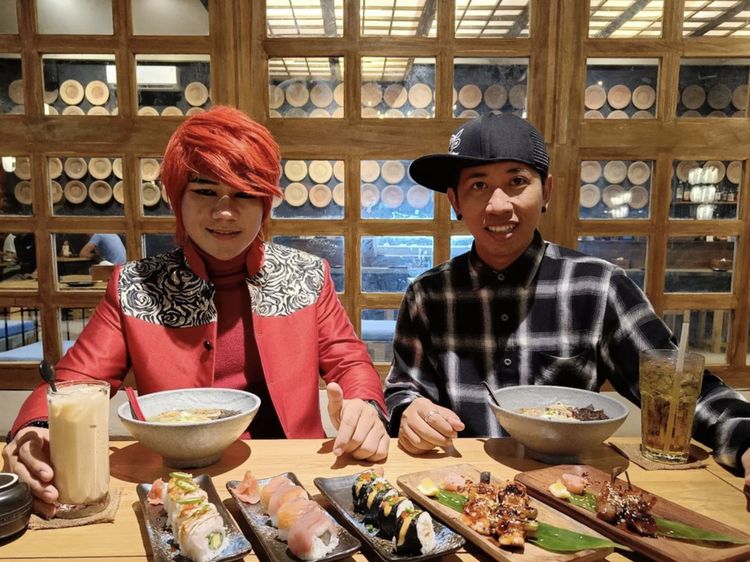 Pesulap Merah Tampil Nyentrik, Intip Potretnya Saat Kulineran