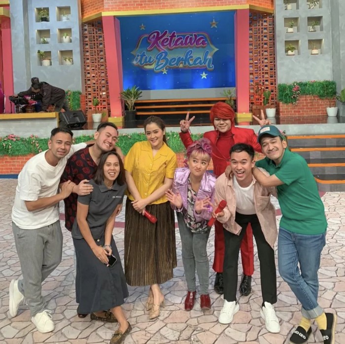 Pesulap Merah Tampil Nyentrik, Intip Potretnya Saat Kulineran Pesulap Merah Tampil Nyentrik, Intip Potretnya Saat Kulineran