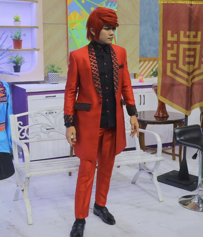 Pesulap merah belakangan viral setelah membongkar trik para dukun yang mengelabui kliennya. Sosoknya semakin jadi perhatian karena berpenampilan unik serba merah.Foto: Instagram marcelradhival1