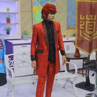 Pesulap merah belakangan viral setelah membongkar trik para dukun yang mengelabui kliennya. Sosoknya semakin jadi perhatian karena berpenampilan unik serba merah.Foto: Instagram marcelradhival1