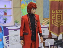 9 Penampilan Pesulap Merah Tanpa Wig dan Makeup, Netizen Sebut Vibe Wibu