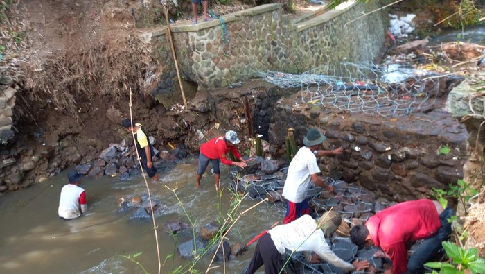 Petani di Sukabumi perbaiki bendungan secara swakelola.