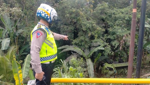 Petugas Satlantas Polres Tabanan menunjukkan truk yang jatuh pada ruas jalan jurusan Denpasar-Gilimanuk, Bypass Ir Soekarno, lingkungan Banjar Dukuh, Desa Dauh Peken, Kecamatan Tabanan pada Kamis (11/8/2022).