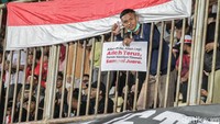 Mereka hadir mendukung timnas Indonesia U16 lengkap dengan atributnya. Ada yang membawa poster berisi tulisan, menempelkan stiker pada pipi, mengenakan baju timnas, hingga membentang bendera merah putih.  Foto: Pius Erlangga/detikJateng