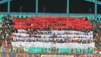 Mereka hadir mendukung timnas Indonesia U16 lengkap dengan atributnya. Ada yang membawa poster berisi tulisan, menempelkan stiker pada pipi, mengenakan baju timnas, hingga membentang bendera merah putih.  Foto: Pius Erlangga/detikJateng