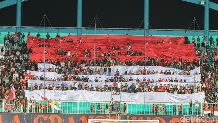 Ribuan suporter hadir mendukung timnas Indonesia U16 saat gelaran Piala AFF U16 2022 di Stadion Maguwoharjo, Sleman, Yogyakarta. Tercatat sebanyak 10.500 tiket terjual.