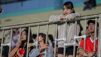 Selama 90 menit jalannya pertandingan para suporter tidak kenal lelah meneriakan yel-yel penyemangat timnas Indonesia U16. Tua, muda, hingga anak-anak semua hadir mendukung langsung timnas Indonesia berlaga. Foto: Pius Erlangga/detikJateng