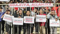 Selama 90 menit jalannya pertandingan para suporter tidak kenal lelah meneriakan yel-yel penyemangat timnas Indonesia U16. Tua, muda, hingga anak-anak semua hadir mendukung langsung timnas Indonesia berlaga. Foto: Pius Erlangga/detikJateng