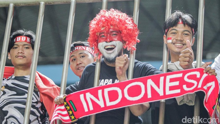 Ribuan suporter hadir mendukung timnas Indonesia U16 saat gelaran Piala AFF U16 2022 di Stadion Maguwoharjo, Sleman, Yogyakarta. Tercatat sebanyak 10.500 tiket terjual.