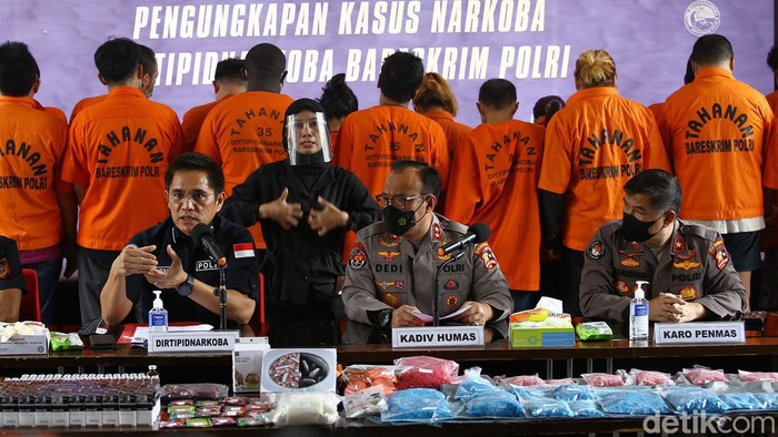 Direktur Tindak Pidana Narkoba Bareskrim Polri Brigjen Pol Krisno H Siregar bersama Kadiv Humas Polri Irjen Pol Dedi Prasetyo menyampaikan paparan dalam gelar perkara peredaran gelap narkoba tempat hiburan malam di Bareskrim Mabes Polri, Jakarta, Kamis (11/8/2022). Polri menyita barang bukti dari jaringan pengedar narkoba Jerman-Malaysia-Indonesia berupa 16.394 butir esktasi, 40,8 gram sabu-sabu, dan sejumlah paket jenis Narkoba lainnya, dengan mengamankan sebanyak 25 tersangka, serta saat ini masih memburu tiga tersangka lainnya yang buron.