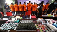 Para tersangka ikut terlihat membelakangi sederet barag bukti. Polri menyita barang bukti berupa 16.394 butir esktasi, 40,8 gram sabu-sabu, dan sejumlah paket jenis narkoba lainnya.