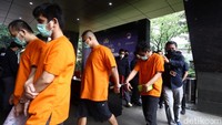 Sebanyak 25 tersangka juga diamankan. Para tersangka dihadirkan dalam rilis dengan tangan diborgol.
