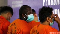 Saat ini Polri masih memburu tiga tersangka lainnya.