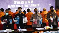 Direktur Tindak Pidana Narkoba Bareskrim Polri Brigjen Pol Krisno H Siregar dan Kadiv Humas Polri Irjen Dedi Prasetyo menggelar rilis penungkapan peredaran narkoba dari jaringan Jerman-Malaysia-Indonesia di Bareskrim Mabes Polri, Jakarta, Kamis (11/8/2022).