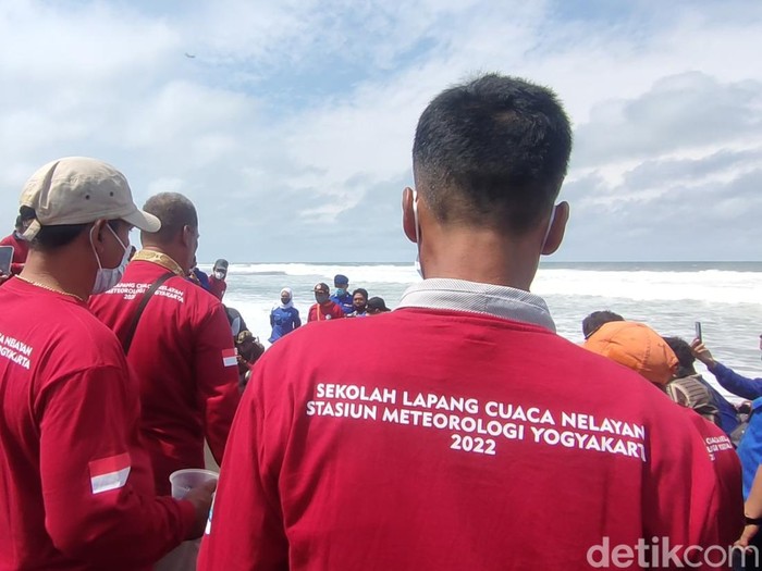 Proses pembelajaran di Sekolah Lapang Cuaca Nelayan di Pantai Glagah, Kulon Progo, DIY, Kamis (11/8/2022).