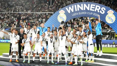 Momen Real Madrid Angkat Tropi Piala Super Eropa untuk Kelima Kalinya