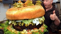 Hamburger terbesar di dunia telah tercatat dengan rekor 352 kilogram. Tak hanya hamburger biasa, tetapi hamburger ini juga dibuat lengkap dengan acar, daging, salad, dan sayuran lainnya. Foto: ranker.com / Chef Jen