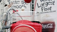 Coca-cola yang sering kita dapatkan di paket makanan saja sudah membuat perut kembung. Bagaimana dengan coca-cola ini yang dibuat dari 2.850 galon dengan es krim scoop sebanyak 7.200. Tertarik mencoba? Foto: ranker.com / Chef Jen