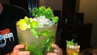 Ternyata banyak juga penggemar mojito. Para penggemar minuman segar itu bahkan sampai menciptakan mojito terbesar yang pernah ada. Dibutuhkan waktu 1 jam 35 menit untuk membuat segelas besar mojito ini.  Foto: ranker.com / Chef Jen