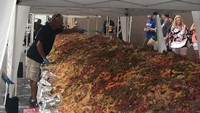 Wuah! Nachos biasanya hanya dihidangkan dalam wadah biasa, tetapi nachos terbesar di dunia ini dibuat sepanjang 24.384 meter dengan berat lebih dari 212.530 kg! Isiannya ada keripik, daging, keju, kacang, dan saus. Foto: ranker.com / Chef Jen