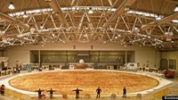 Para penggemar pizza merapat! Ini adalah pizza terbesar yang dibuat dengan berat lebih dari 12.000 kg. Saking besarnya, pizza itu menguasai satu stadium. Foto: ranker.com / Chef Jen