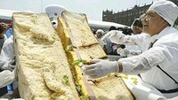 Roti tebal ini adalah sandwich terbesar di dunia. Dibuat di Michigan, sandwich ini terdiri dari 1.000 kg roti dengan 468 kg daging dan beberapa selada. Cara makannya gimana ya? Foto: ranker.com / Chef Jen