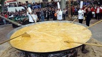 Omelet terbesar di dunia ini dihidangkan oleh Turkish Egg Producers. Tampaknya memang tidak seperti omelet karena telur sebanyak 145.000 telur harus dimasak dalam satu kuali besar. Hati-hati mual ya! Foto: ranker.com / Chef Jen