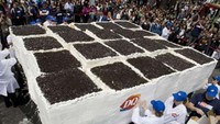 Es krim menjadi makanan yang cukup sulit bertahan di cuaca panas. Namun pada tahun 2011, pihak Dairy Queen sempat membuat es krim terbesar di dunia. Mereka membuat es krim cokelat Oreo di ruangan terbuka. Foto: ranker.com / Chef Jen