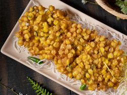 Kriuk Garing! Bakwan Jagung Besar yang Garing Gurih Ada di 5 Restoran Manado Ini