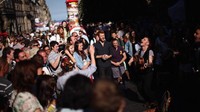 Selama festival berlangsung, jalan-jalan utama di Edinburgh sangat ramai. Tampak penonton senang dengan beragam keanehan atau keunikan  yang ditampilkan.