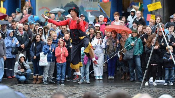 Salah satu pertunjukkan yang bikin deg-degan tapi dibawakan dengan kocak, meniti seutas tali. Setiap bulan Agustus, kota ini menyelenggarakan acara seni terbesar di dunia yang bernama Edinburgh Festival Fringe.   