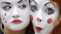Mimik kocak seniman pantomim. Edinburgh Festival Fringe akan menampilkan sekitar 3.500 pertunjukan dan 50.000 seniman di 300 lokasi pertunjukan yang tersebar seluruh penjuru kota.