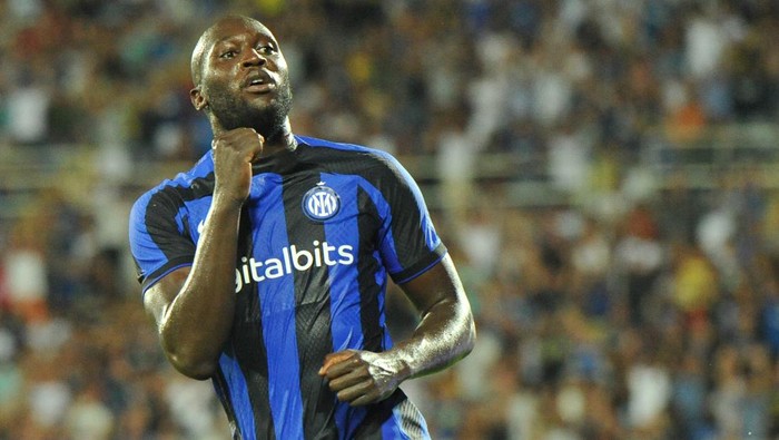 Romelu Lukaku of Inter celebrating after scoring a goal during the Pre-season Friendly match between FC Internazionale (Inter) and Villarreal Club de Fútbol, at Giovanni Cornacchia Stadium (Stadio Adriatico) on August 6, 2022 in Pescara, Italy. (Photo by Lorenzo Di Cola/NurPhoto via Getty Images)