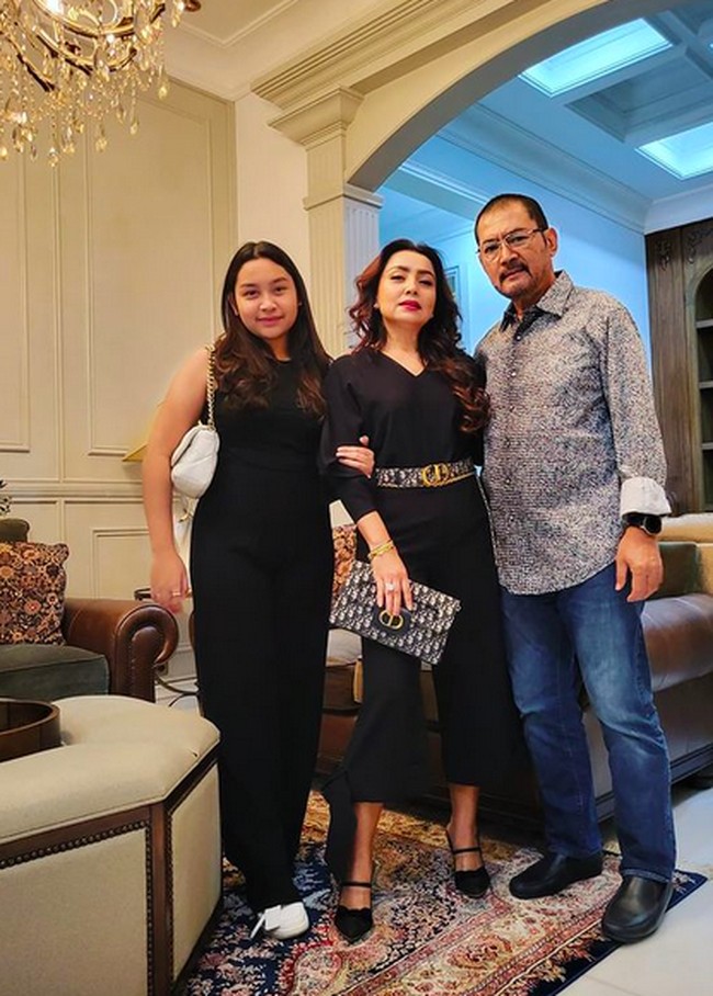 Tak sendiri, Mayangsari juga mengajak Bambang dan putri mereka untuk ber-OOTD. Sebuah foto di Instagram memperlihatkan ketiganya kompak dengan busana nuansa hitam. (Foto: Instagram/@Mayangsari_Official)