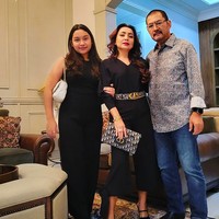 Tak sendiri, Mayangsari juga mengajak Bambang dan putri mereka untuk ber-OOTD. Sebuah foto di Instagram memperlihatkan ketiganya kompak dengan busana nuansa hitam. (Foto: Instagram/@Mayangsari_Official)