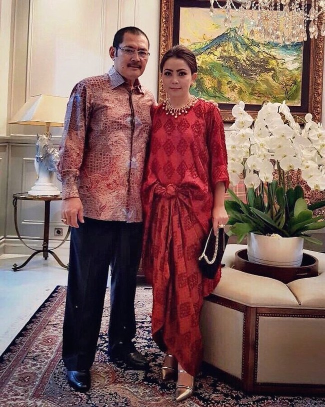 Beberapa kali Mayangsari mengunggah foto OOTD penampilan serasi bersama suami di ruangan yang sama. Pernah mereka tampil kompak dalam balutan busana bernuansa merah. (Foto: Instagram/@Mayangsari_Official)