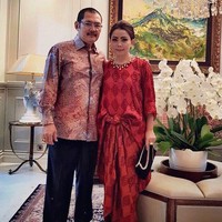 Beberapa kali Mayangsari mengunggah foto OOTD penampilan serasi bersama suami di ruangan yang sama. Pernah mereka tampil kompak dalam balutan busana bernuansa merah. (Foto: Instagram/@Mayangsari_Official)