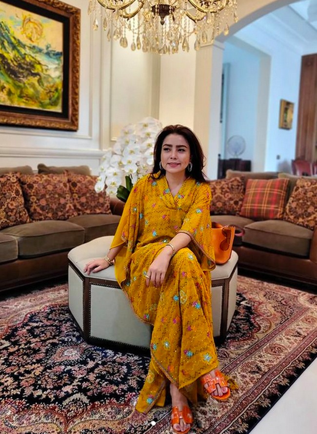 Seperti rumah pada umumnya, kediaman Mayangsari dan Bambang Trihatmodjo juga memiliki ruang yang difungsikan untuk berkumpul bersama tamu dan keluarga. Bedanya, ruangan tamu mereka tentu hadir dengan tampilan yang lebih mewah.  (Foto: Instagram/@Mayangsari_Official)