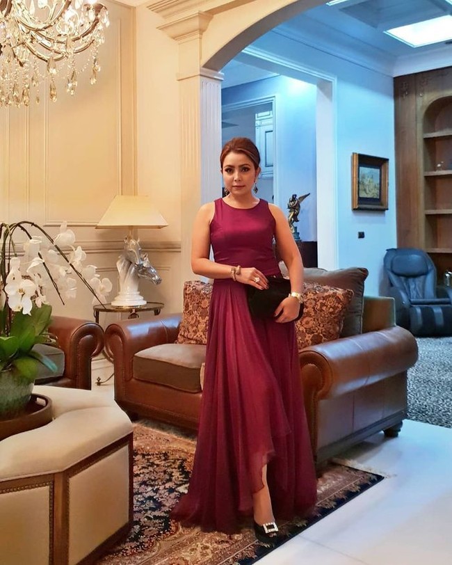 Kemewahan juga semakin terasa berkat lampu kristal yang menggantung. Tampak pula semaca coffee-table yang menjelma seperti sofa sehingga menyumbangkan kesan chic. (Foto: Instagram/@Mayangsari_Official)