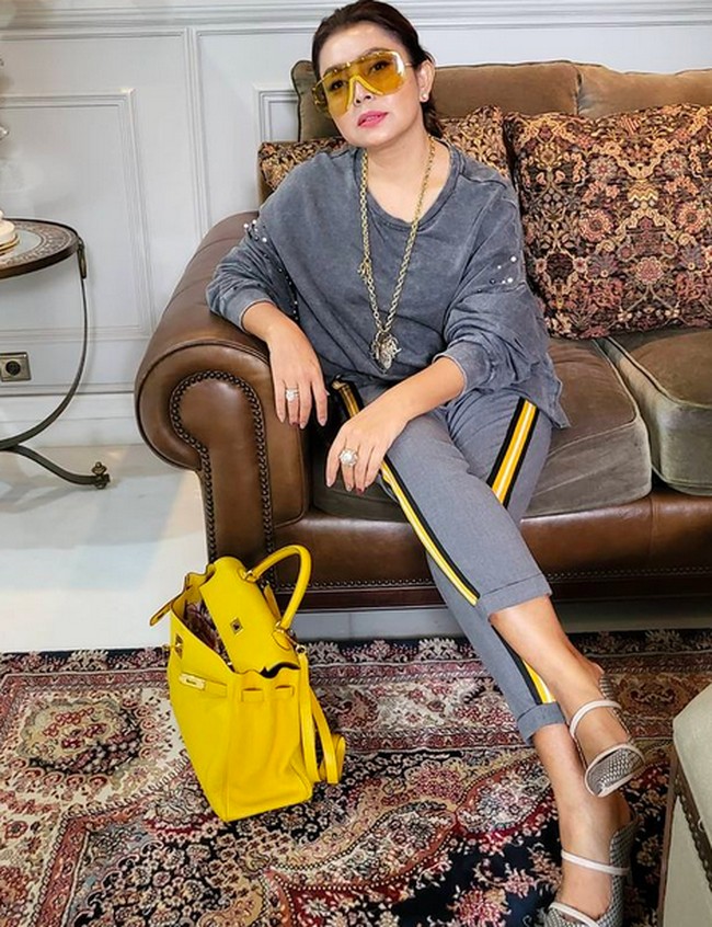 Interior bergaya klasik-modern mendominasi ruangan ini. Sofa kombinasi kulit dan beludu, ditambah karpet dan bantal senada mempertegas aura mewahnya. (Foto: Instagram/@Mayangsari_Official)