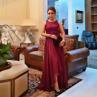 Kemewahan juga semakin terasa berkat lampu kristal yang menggantung. Tampak pula semaca coffee-table yang menjelma seperti sofa sehingga menyumbangkan kesan chic. (Foto: Instagram/@Mayangsari_Official)